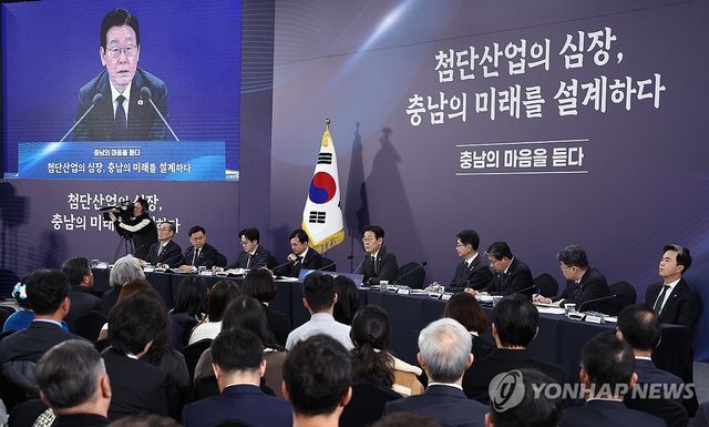 이재명 대통령, 충남 타운홀미팅 토론 주재