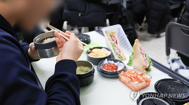 준비한 도시락 먹는 학생