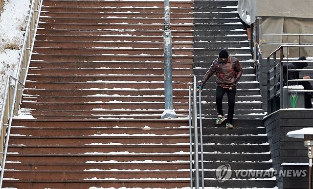 빙판길에 난간 붙잡고 이동