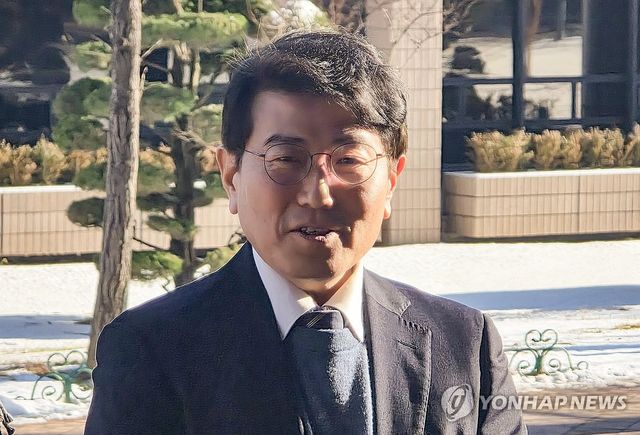 취재진과 인터뷰하는 류신환 방미통위원장 직무대행