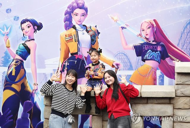 지난 9월 30일 경기 용인시 에버랜드에 마련된 '케이팝 데몬 헌터스' 테마존에서 관람객들이 사진을 찍고 있다. [연합뉴스 자료사진]