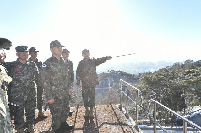 진영승 합참의장, 1방공여단과 3미사일방어여단 예하 부대 방문