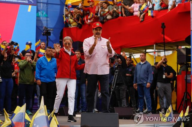 지난 1일(현지시간) 지지자 앞에 선 니콜라스 마두로 베네수엘라 대통령(가운데)