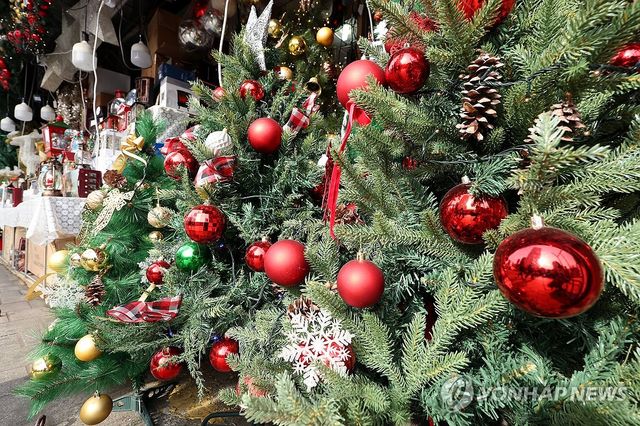 크리스마스 분위기 가득한 거리