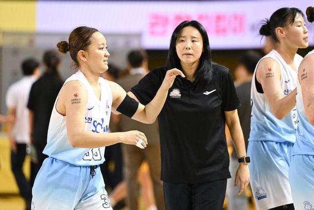 신한은행의 히라노 미츠키(왼쪽)와 최윤아 감독