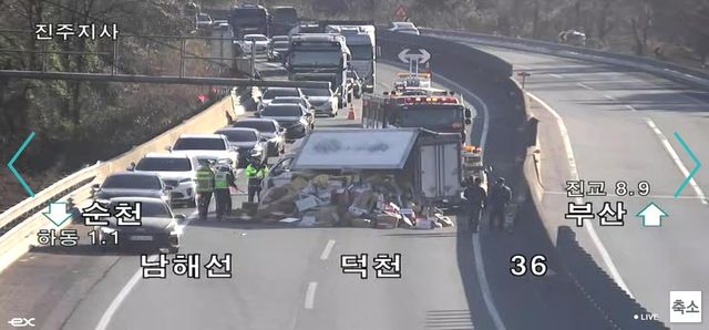 6일 경남 하동군 남해고속도로 순천 방향 하동나들목(IC) 인근 지점에서 과일 상자를 싣고 달리던 1t 탑차가 전도된 사고 여파로 다른 차들이 갓길을 통행하고 있다. [한국도로공사 폐쇄회로(CC)TV 캡처. 재판매 및 DB 금지]