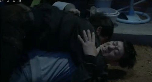 드라마 '슬기로운 감빵생활' 속 주인공과 범인의 몸싸움 장면