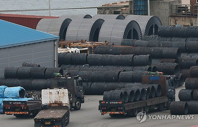 평택항에 쌓인 철강 제품들