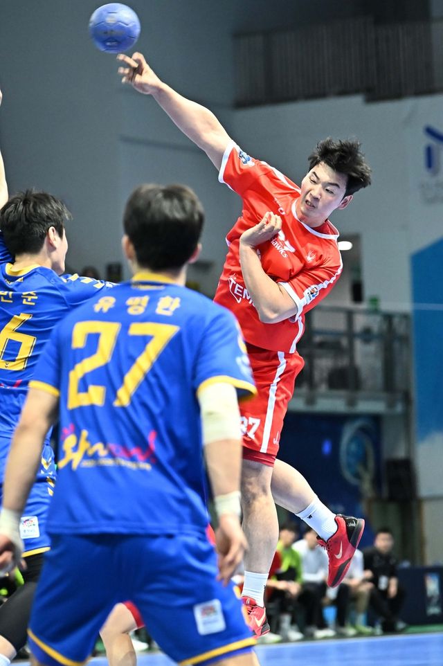 6일 충남도청과 경기에서 슛을 던지는 SK 박광순. 