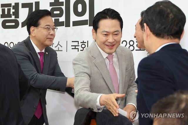 국정평가 회의 참석자들과 악수하는 장동혁 대표