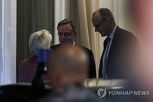 5일 브뤼셀에서 만난 우르술라 폰데어라이엔 EU집행위원장, 바르트 더 베버르 벨기에 총리, 프리드리히 메르츠 독일 총리(왼쪽부터) [AFP 연합뉴스 자료사진. 재판매 및 DB 금지] 