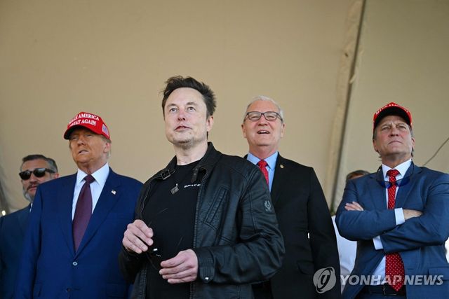 작년 11월 트럼프 대통령과 함께 스페이스X 스타십 발사 참관하는 일론 머스크