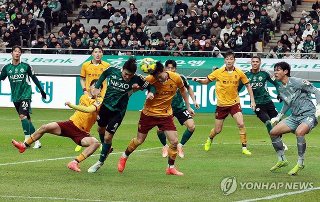 헤딩 시도하는 박진섭