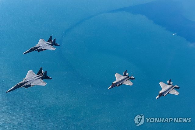 훈련하는 공군 F-35A와 F-15K 편대