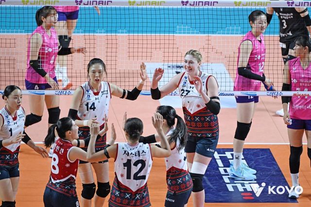 하이파이브하는 현대건설 선수단