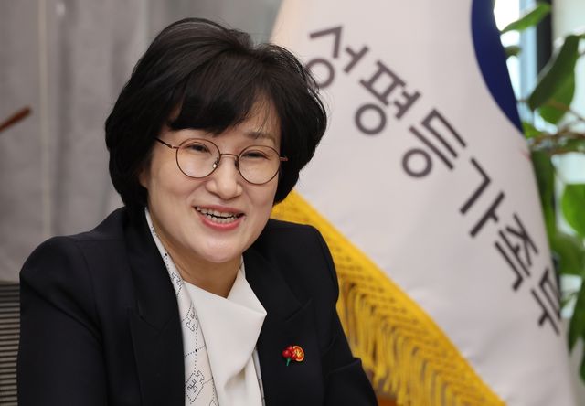 연합뉴스와 인터뷰하는 원민경 성평등가족부 장관
