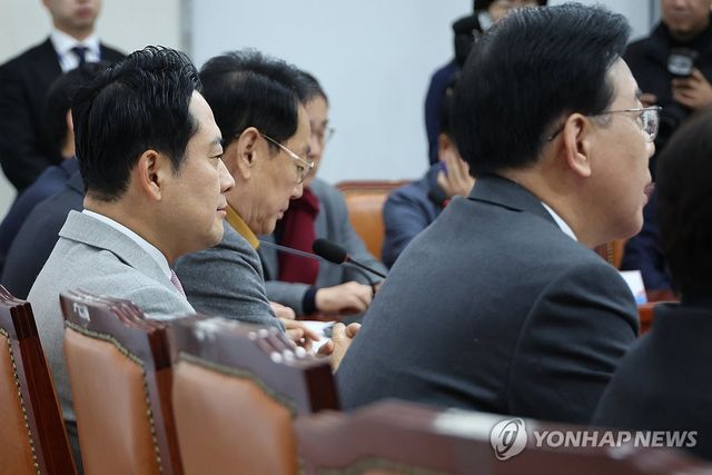 발언 듣는 장동혁 대표