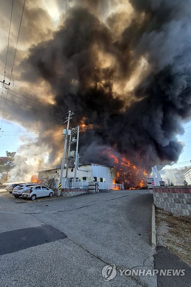 주변으로 퍼지는 검은 연기