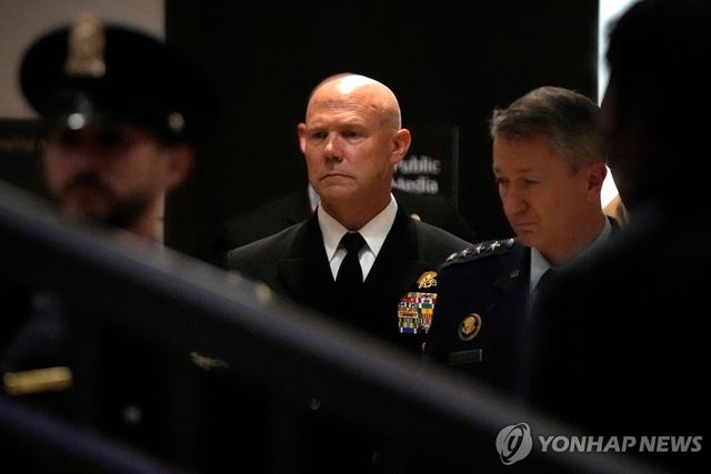 미 의회에 출석한 프랭크 브래들리 해군 제독