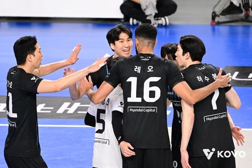 득점 후 기뻐하는 현대캐피탈 선수들