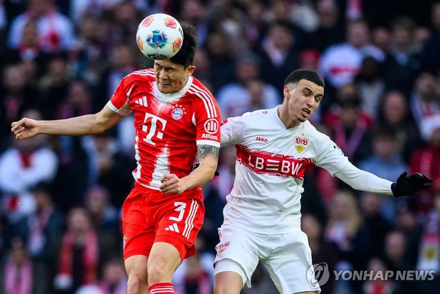 슈투트가르트와의 경기에 출전한 김민재(왼쪽)