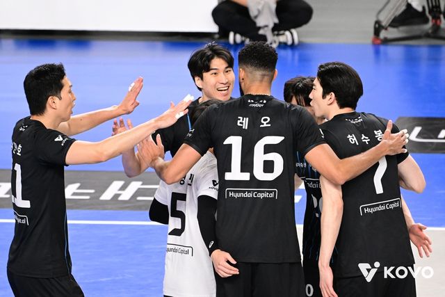 득점 후 기뻐하는 현대캐피탈 선수들