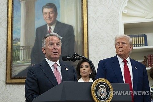 트럼프 대통령과 윗코프 특사(왼쪽)