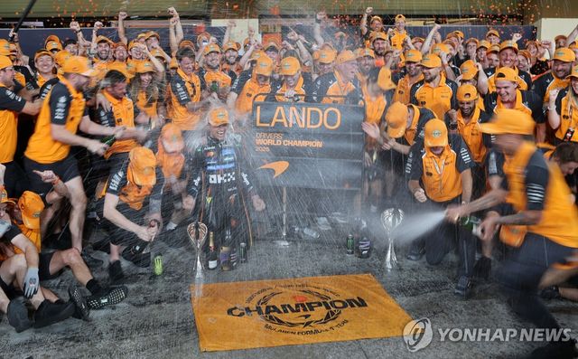 맥라렌 스태프들과 우승을 축하하는 랜도 노리스
