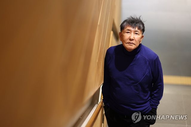 새 앨범 '글로리 데이즈' 발매한 가수 이광조