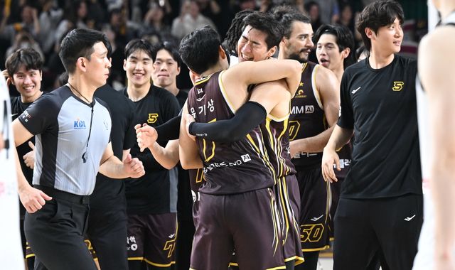 유기상과 승리의 기쁨 나누는 LG의 양홍석