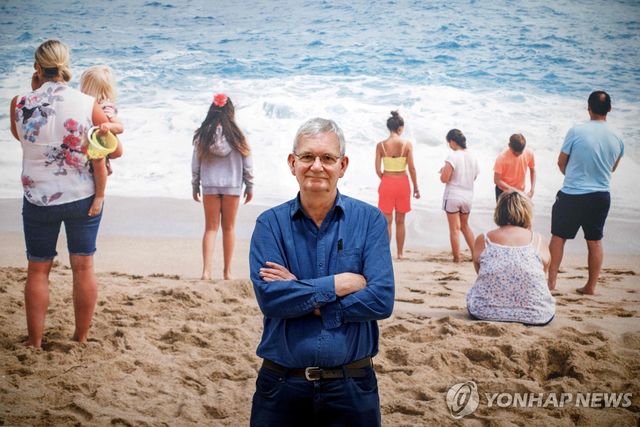 2019년 영국 국립초상화미술관 전시 프리뷰에서 포즈를 취하는 마틴 파