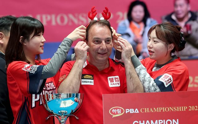 웰컴저축은행 동료들로부터 루돌프 머리띠를 받은 산체스