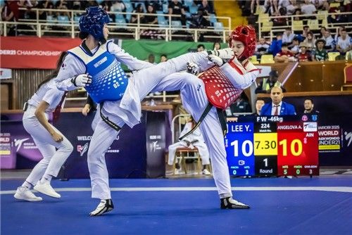 여자 46㎏급 이유민(왼쪽)이 결승 경기를 치르고 있다.