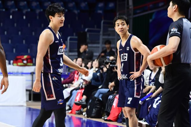 KCC의 허웅과 허훈