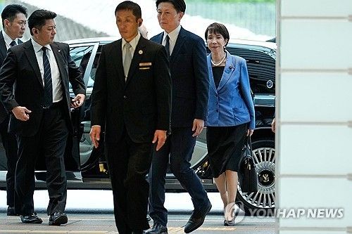 지난달 21일 토트백을 들고 관저에 들어가는 다카이치 총리 