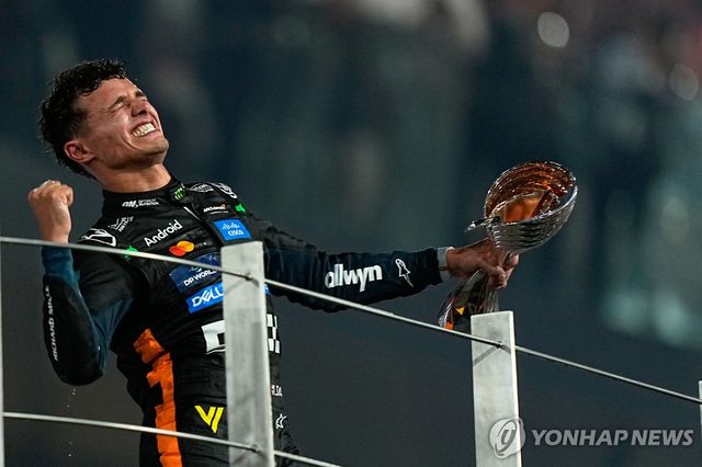 생애 첫 드라이버 챔피언 등극을 기뻐하는 랜도 노리스