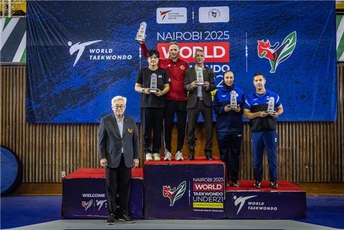 한국이 종합 2위를 차지한 여자부 시상식 모습.