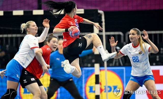 7일 체코 전에서 슛을 시도하는 한국 이연경