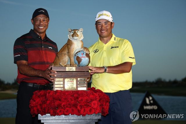 주최자 타이거 우즈(왼쪽)와 우승자 마쓰야마 히데키