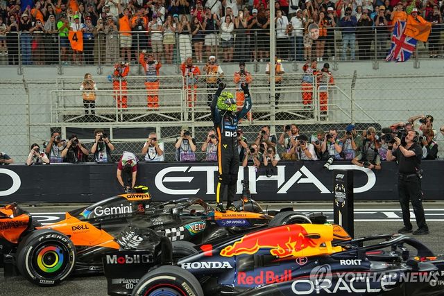 드라이버 챔피언을 달성하고 팬들에게 인사하는 랜도 노리스