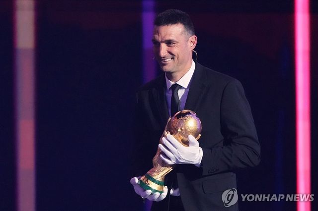 북중미 월드컵 조 추첨식에서 장갑을 낀 채 트로피를 든 스칼로니 아르헨티나 대표팀 감독.