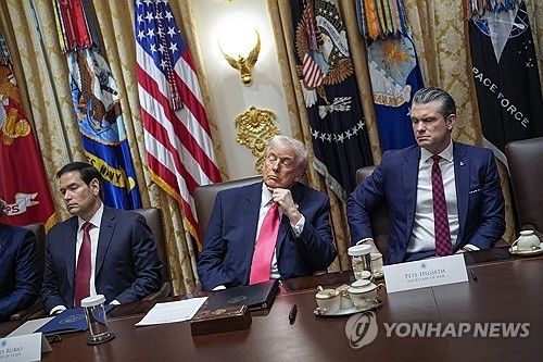 트럼프 대통령과 루비오 국무장관(왼쪽), 헤그세스 국방장관(오른쪽) 