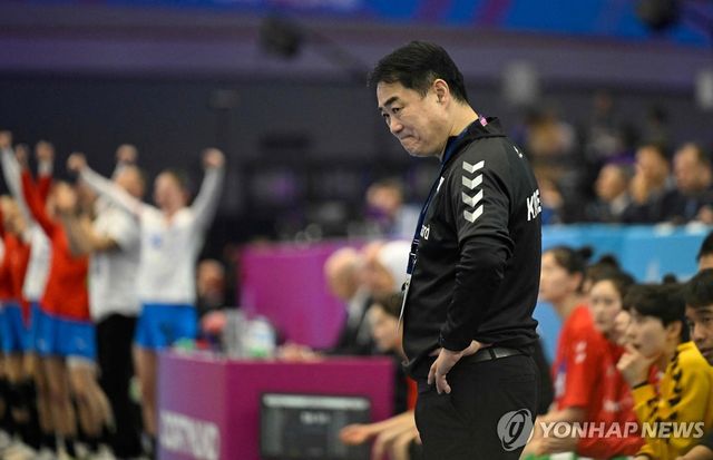 체코전에서 아쉬워하는 한국 이계청 감독,