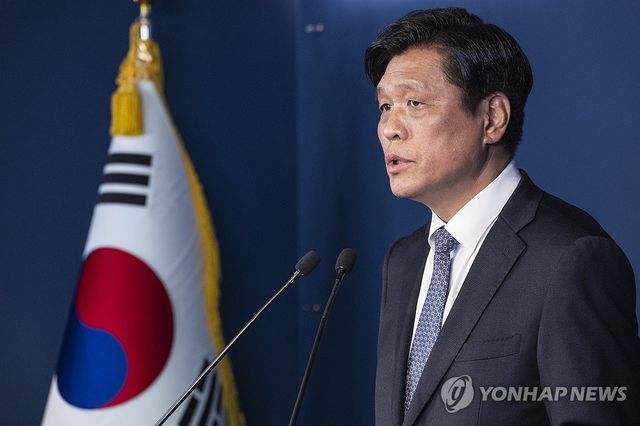 기자간담회에서 발언하는 조승래 사무총장