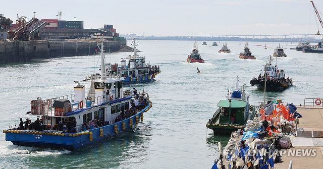 출항하는 가을 주꾸미 낚시 어선들