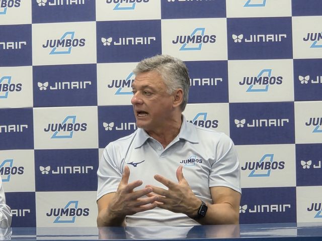 취재진과 인터뷰하는 헤난 대한항공 감독