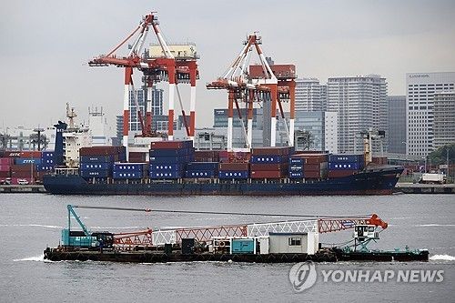 일본 도쿄항 컨테이너선