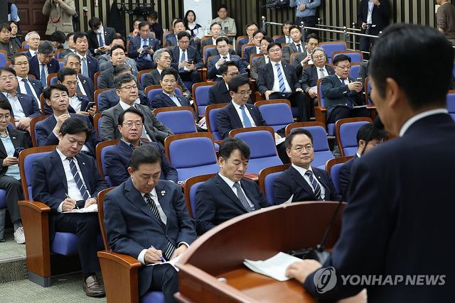 더불어민주당 의총서 발언하는 정청래 대표