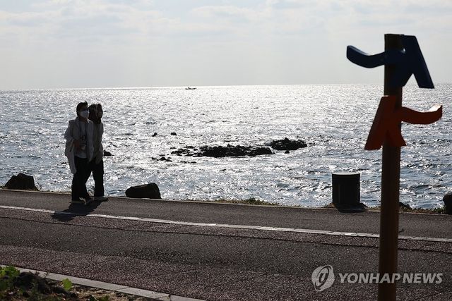 화창한 날의 바닷가 산책