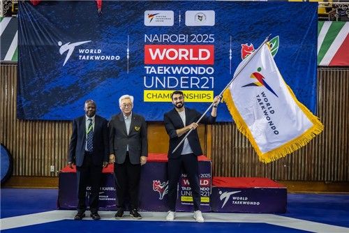 세계태권도연맹 기를 넘겨받은 2027년 대회 개최국 불가리아.